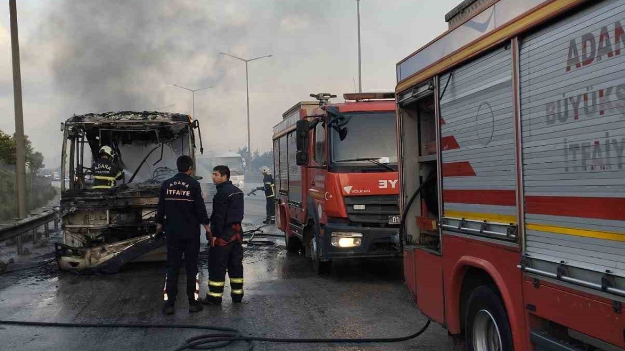 Tarsus-Adana-Gaziantep (TAG) otoyolunda toplu taşıma aracı alev alev yandı