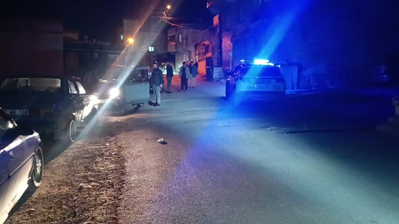 Gaziantep'te silahlı saldırıda ölen 2 gencin cenazesi yakınlarına teslim edildi