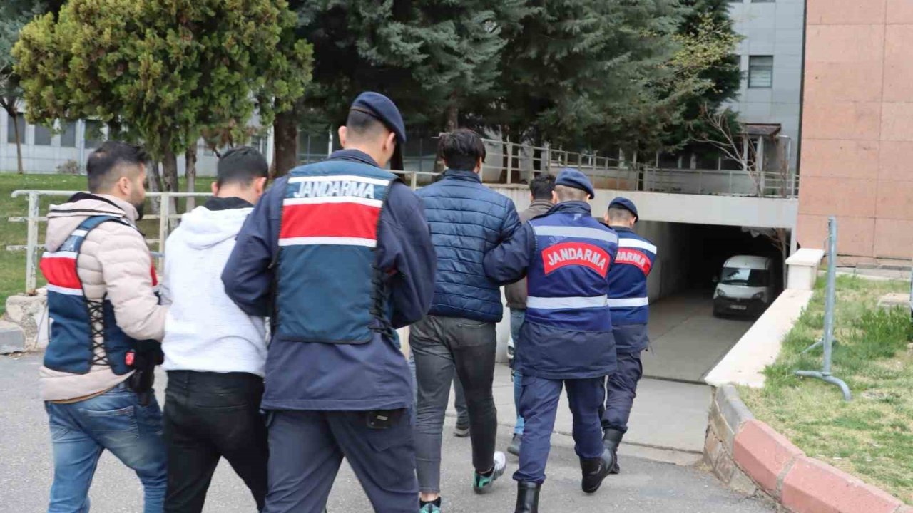 Gaziantep'te siber dolandırıcılara jandarma darbesi: 8 gözaltı