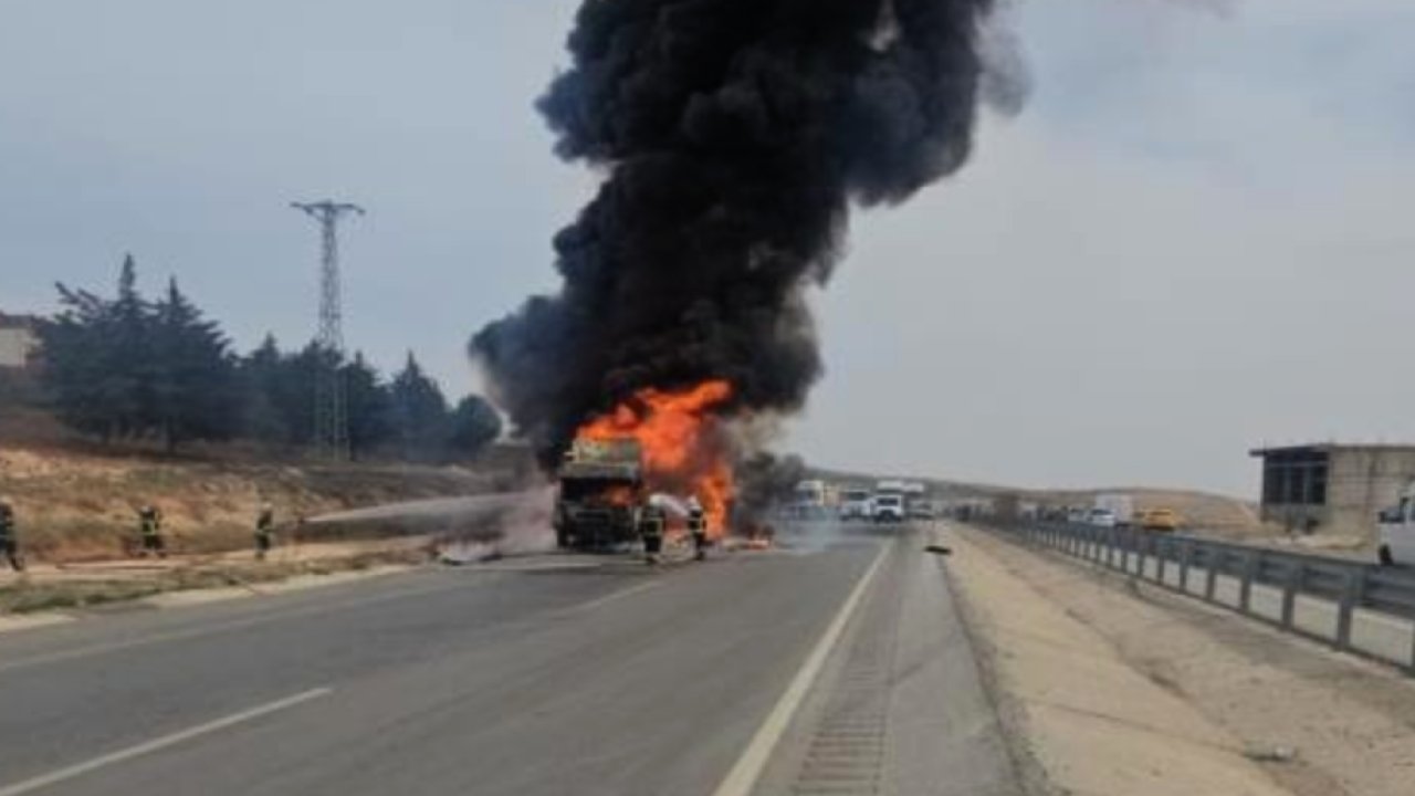 Gaziantep'te seyir halindeki tır alev topuna döndü