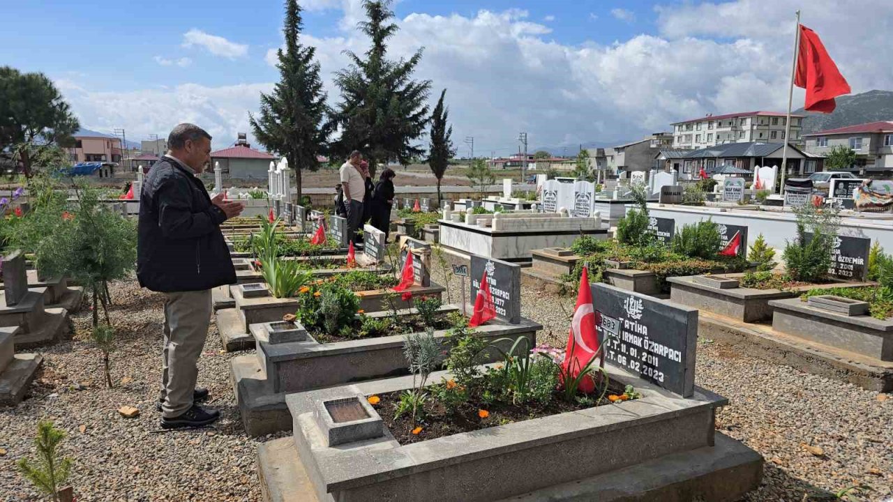 Gaziantep'te Mezarlıklarda Gözyaşları Sel Oldu Aktı