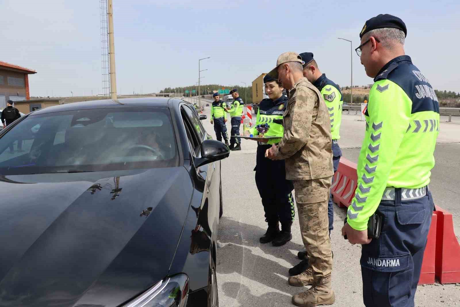 Gaziantep’te jandarma ekipleri bayram tedbirlerini sürdürüyor