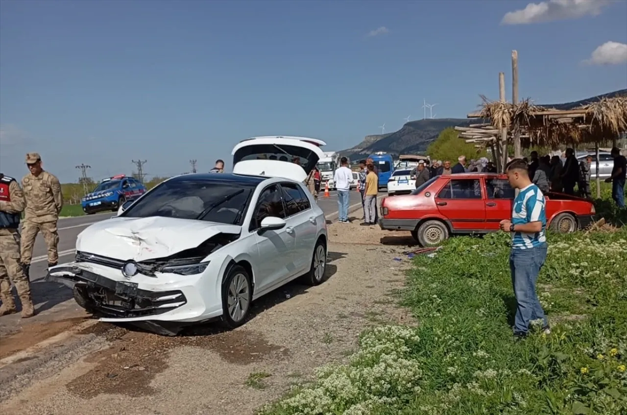 Gaziantep’te Can Pazarı: İki Otomobil Çarpıştı, 7 Kişi Yaralandı!