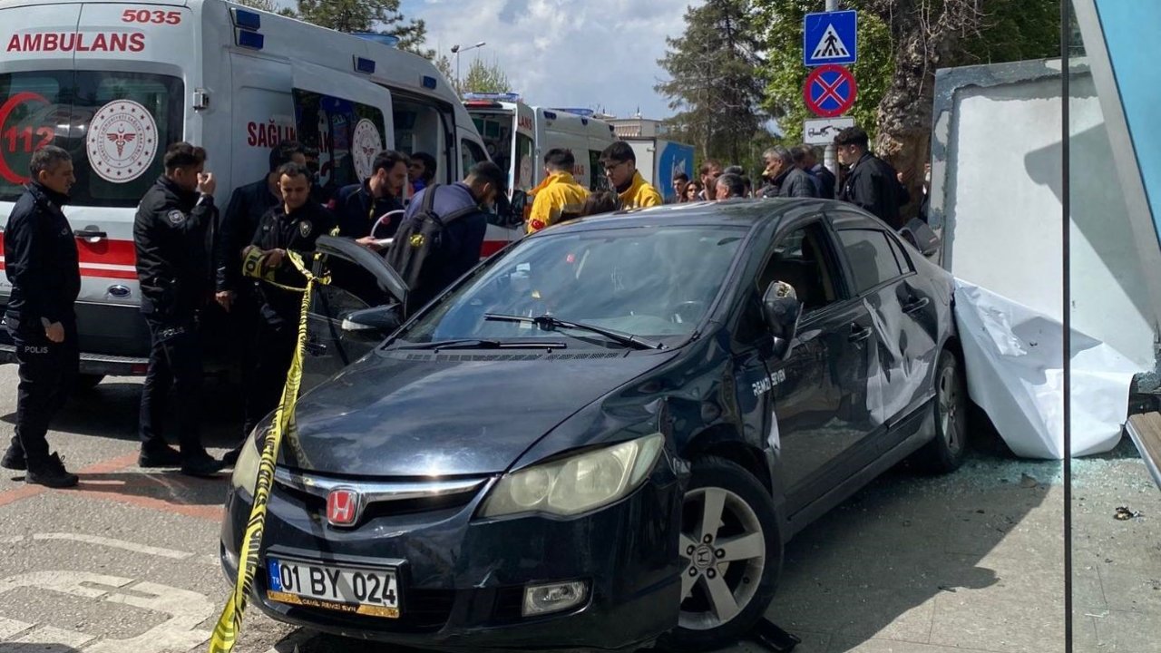 Gaziantep'te Faciadan Dönüldü: Kontrolden Çıkan Otomobil Otobüs Durağını Biçti, 5 Yaralı