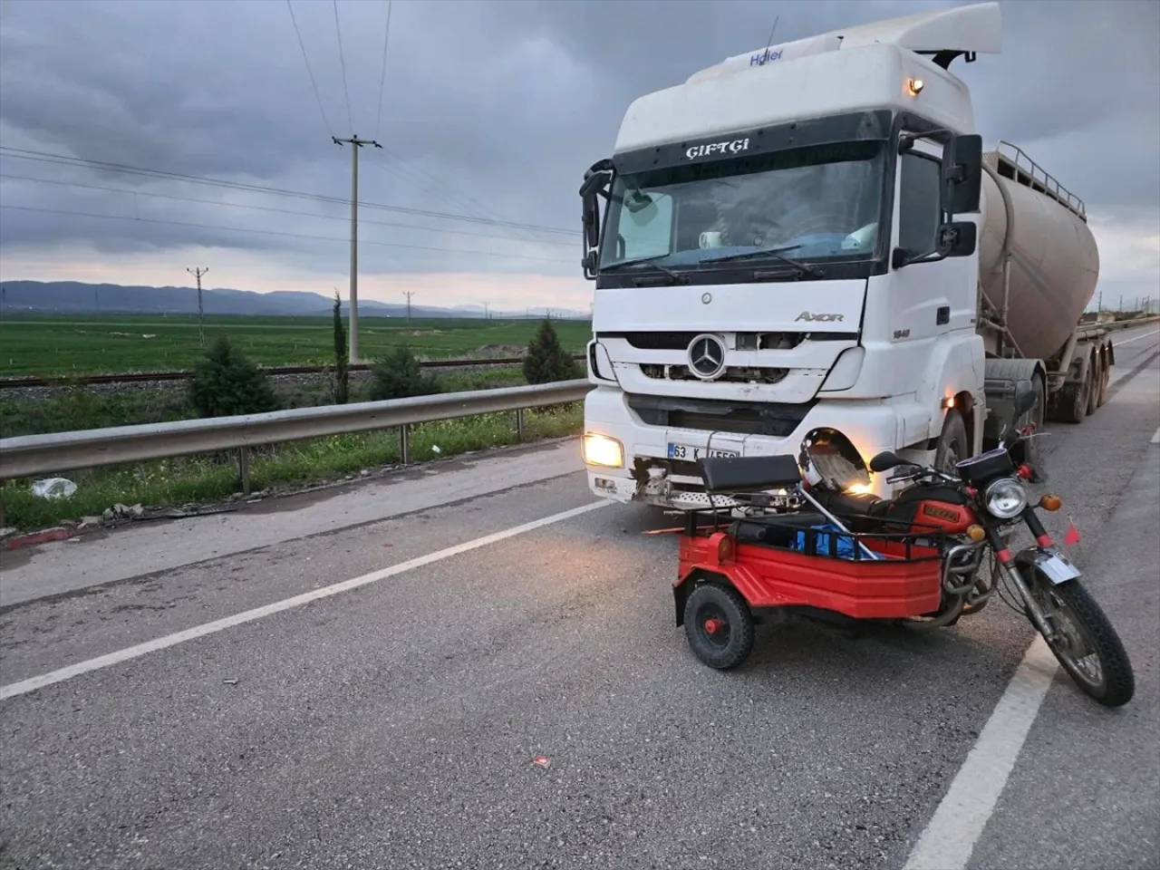 Gaziantep'te çimento yüklü tırın çarptığı motosikletin sürücüsü yaralandı