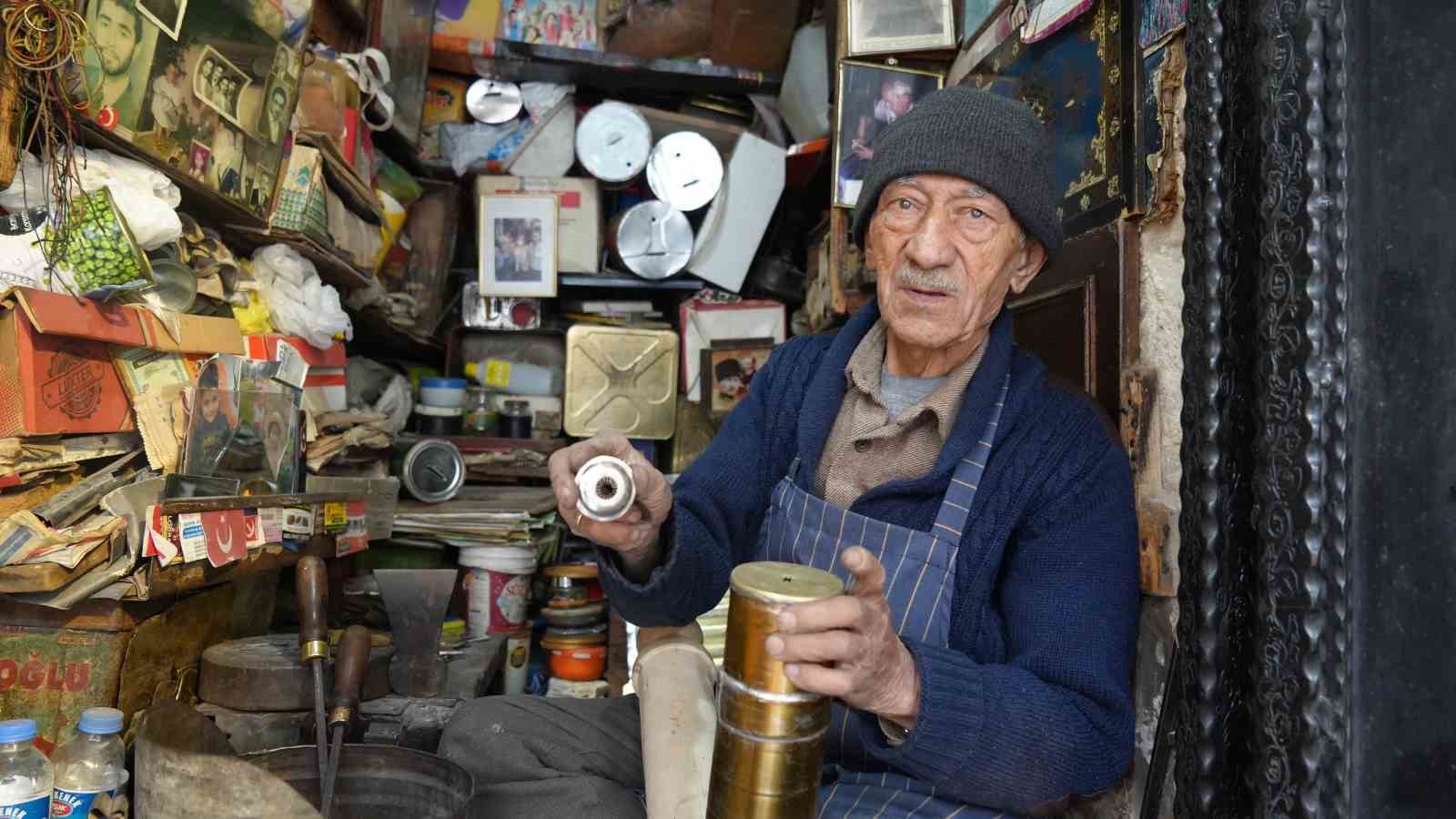 Gaziantep’in 86 yaşındaki teneke ustası, ürünleri Amerika dahil birçok ülkeye satıyor