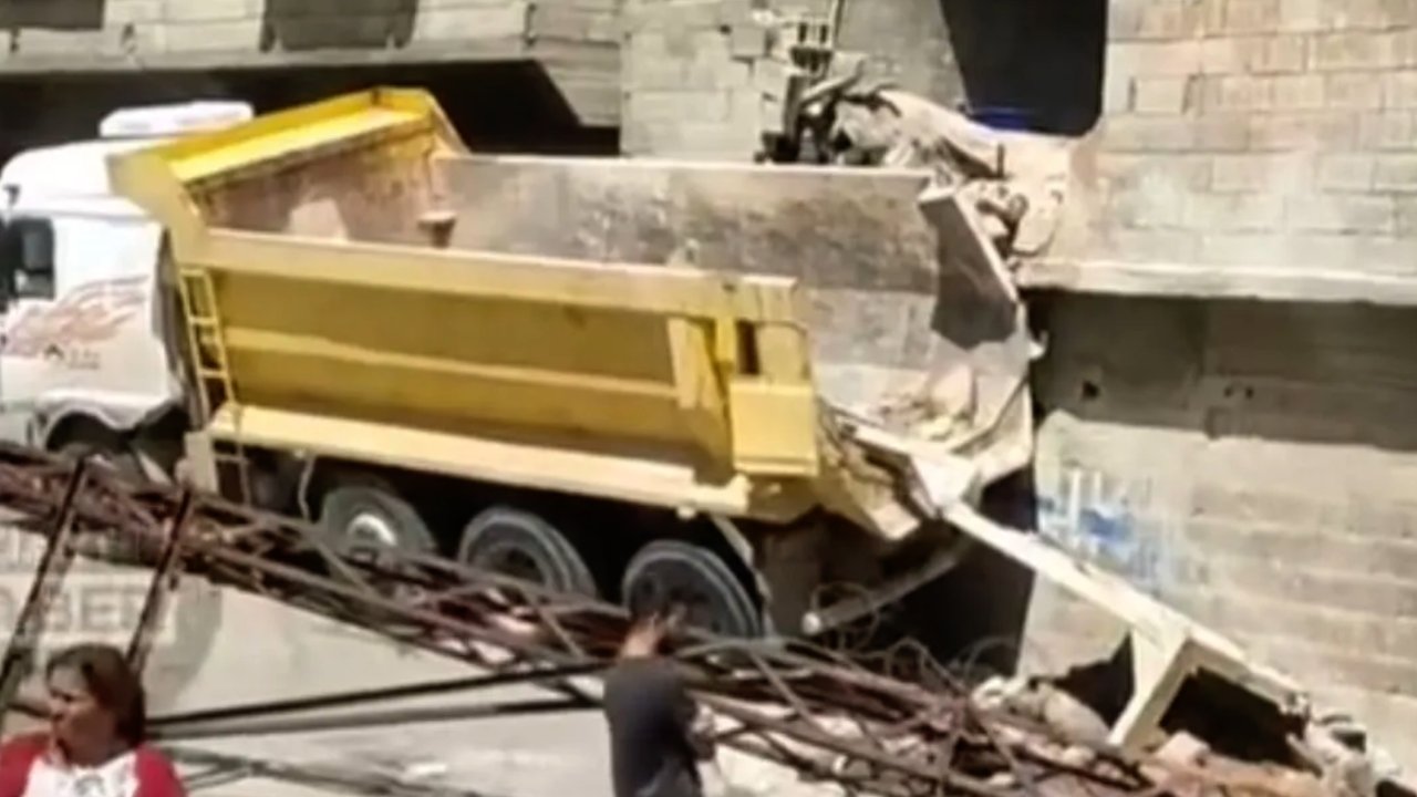 Hacıbaba Mahallesi'nde Kamyon Dehşeti! Freni Boşalan Kamyon Eve Daldı