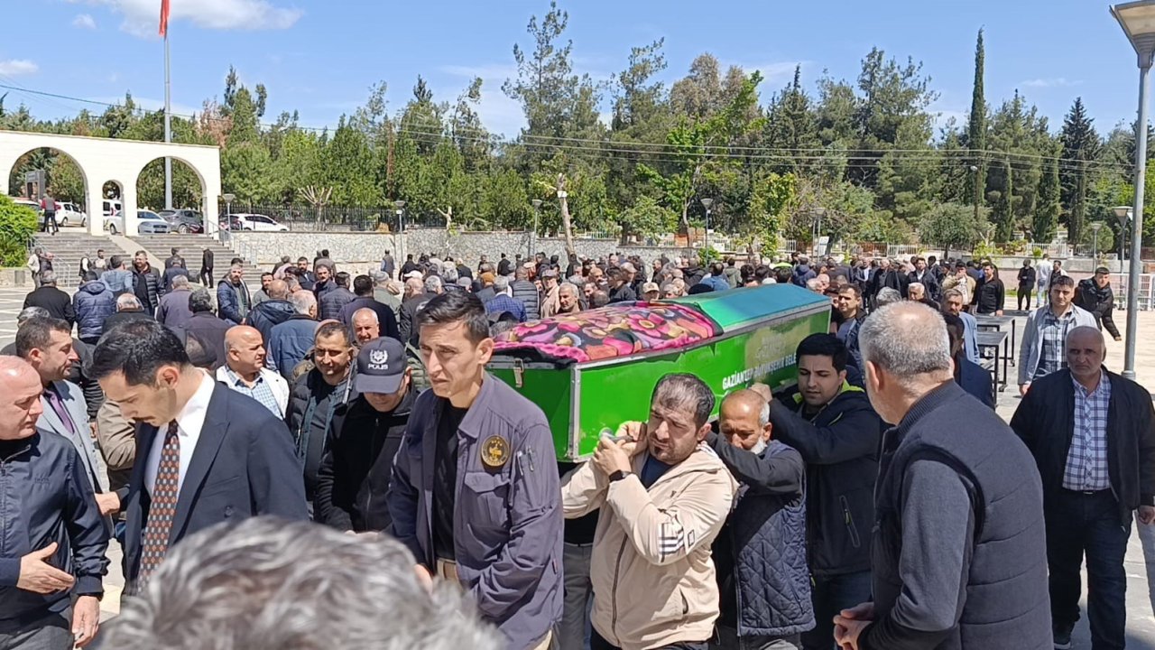 Gaziantep'te feci kazada ölen anne ile oğlu son yolcuğuna uğurlandı