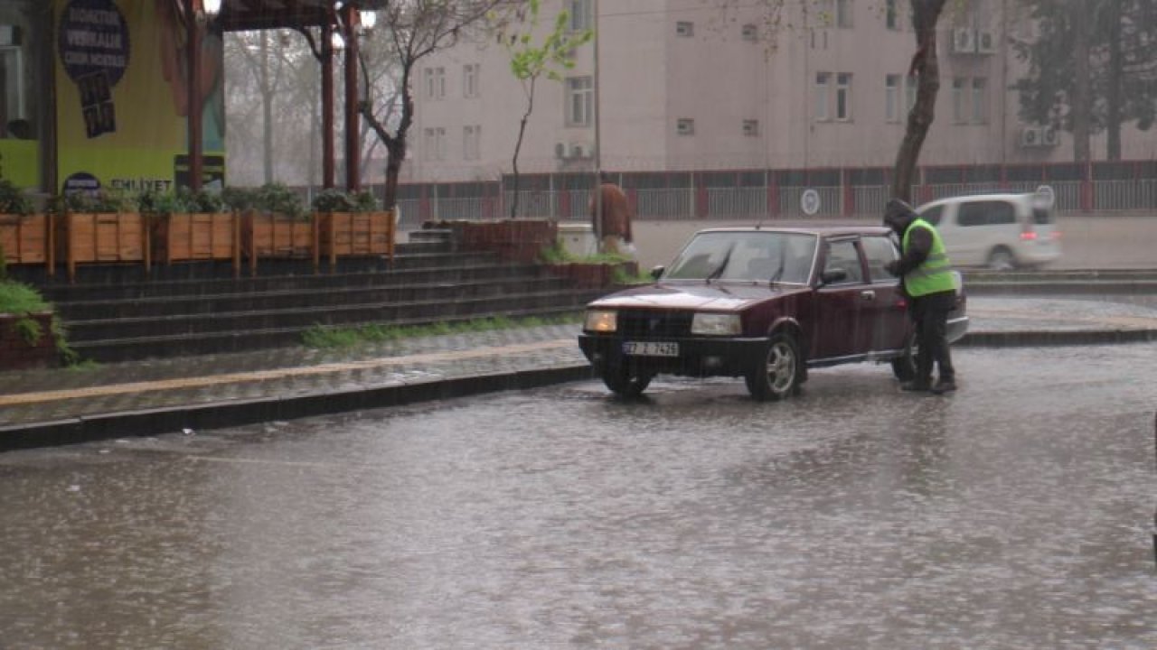 Korona virüs tedbirlerine uymayan vatandaşlar yağmura yakalandı