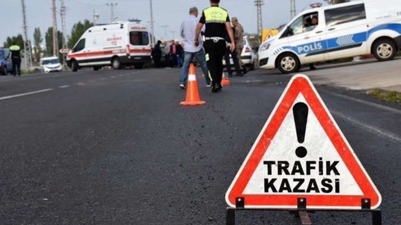 Gaziantep'te 2 Araç Kafa Kafaya Çarpıştı! 4 Yaralı