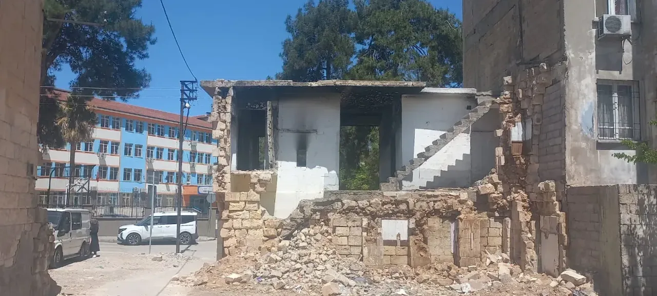 Gaziantep Yaprak Mahallesi’nde Büyük Tepki: Okul Yanındaki Harabe Ev Fuhuş İddiasıyla Gündemde!
