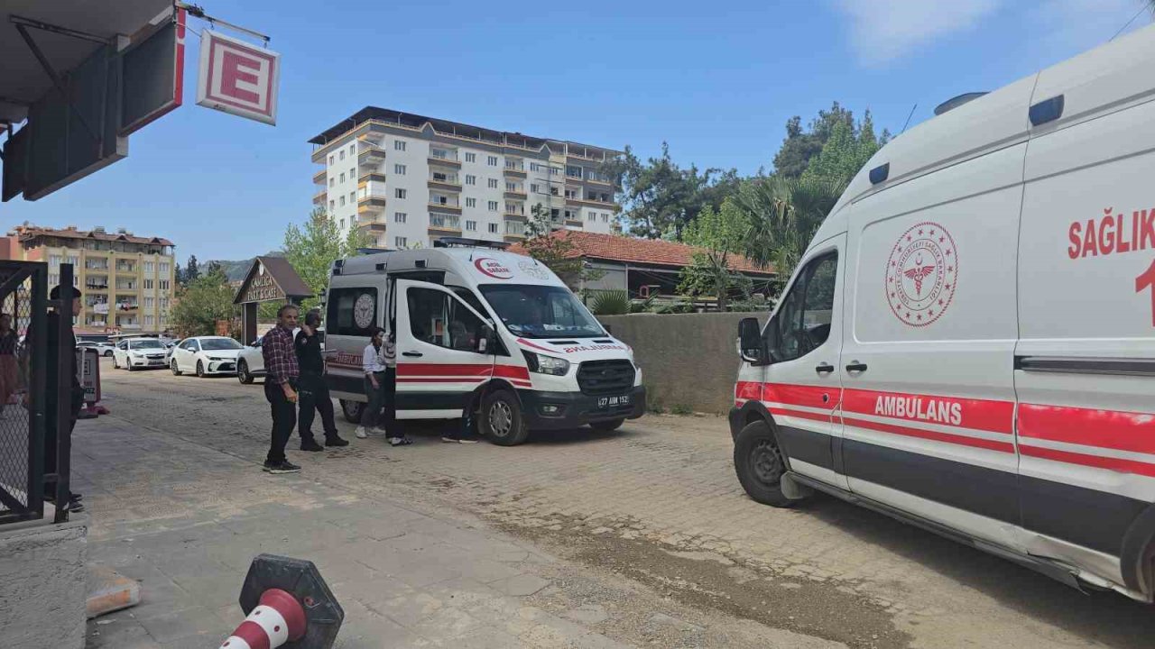 Gaziantep’te Sürat Facia Getirdi! Otomobil Duvara Çarptı