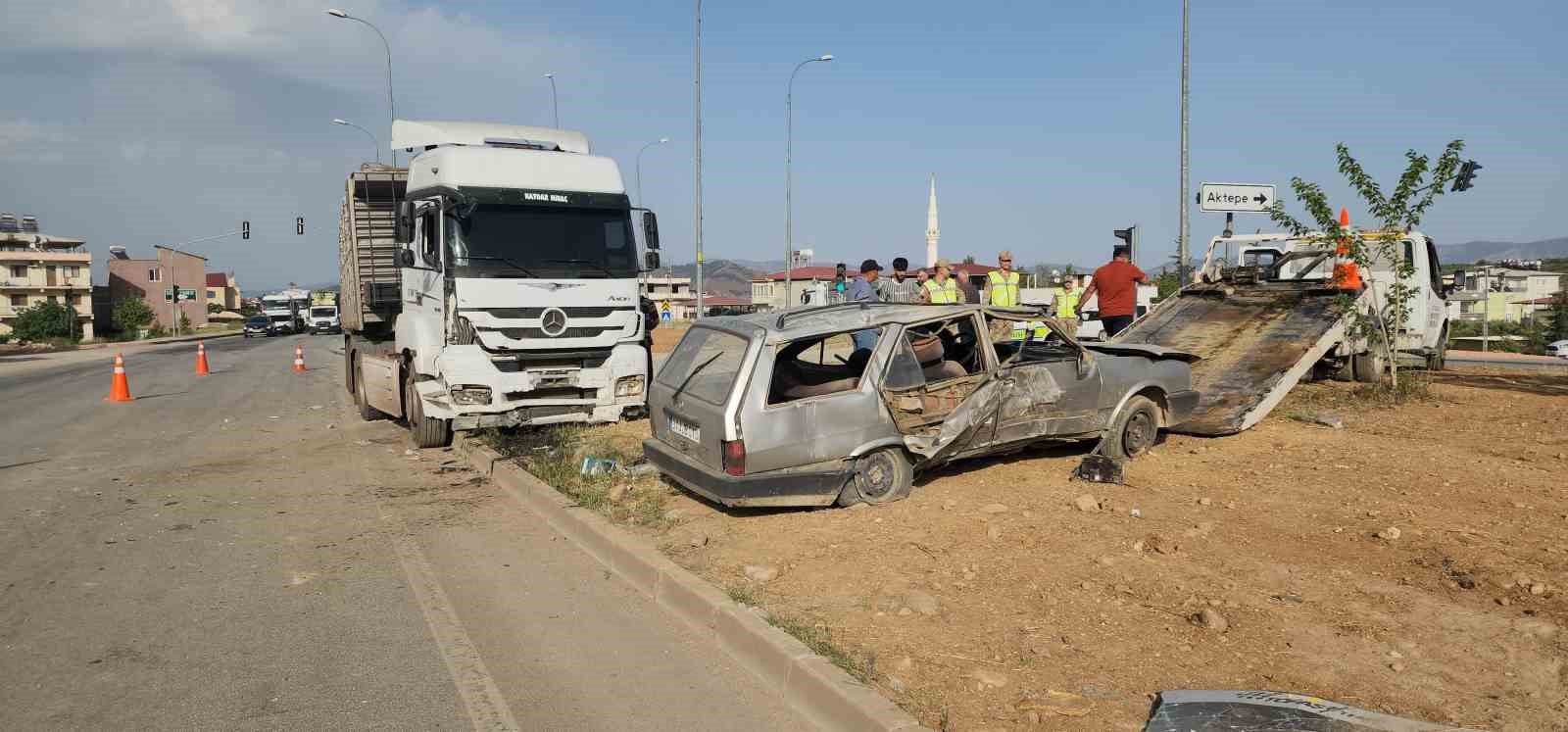 Gaziantep - Hatay yolunda Tofaş hurdaya döndü: 4 yaralı