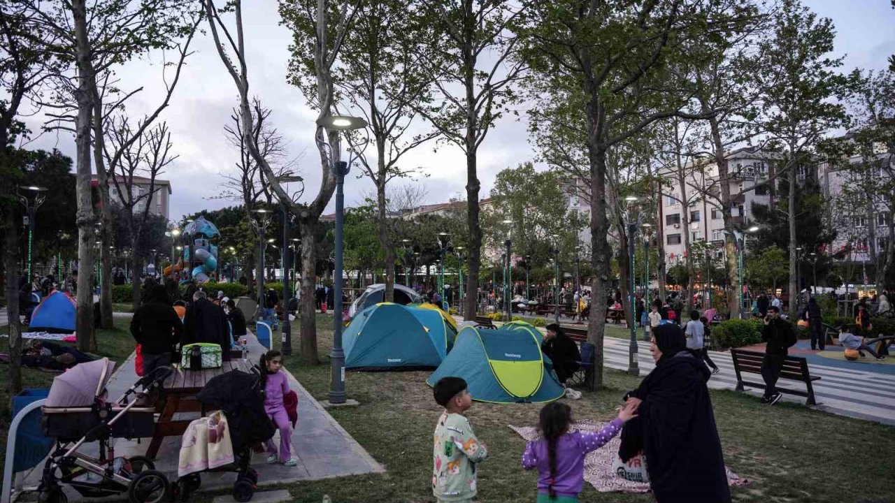 İstanbul'da Deprem... Herkes Çadırlarda