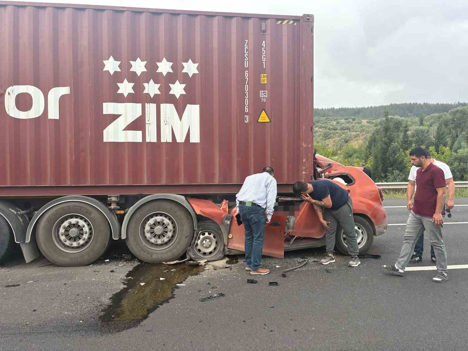 Gaziantep yolunda otomobil tıra arkadan ok gibi saplandı! Ölü ve yaralılar var..
