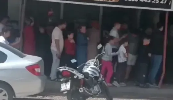 Gaziantep'te Bedava Dürüm Dağıtımı Kuyrukları Oluşturdu