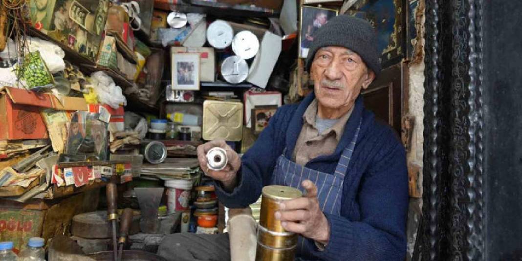 Gaziantep’in Son Tenekecisi! 86 Yaşındaki Usta Teknolojiye Direniyor, Amerika’ya Ürün Gönderiyor