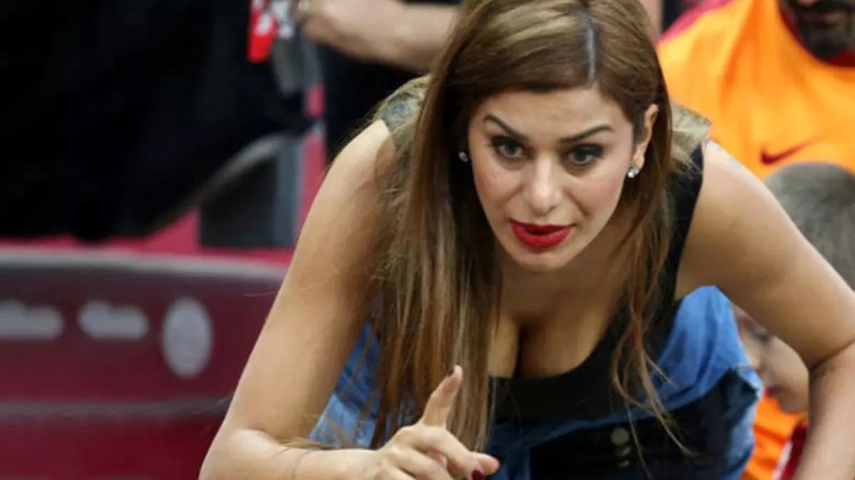 Ebru Şancı, 'Yayık Ağızlı Futbolcu Eşleri' Mesajına Verdiği Cevapla Dikkat Çekti