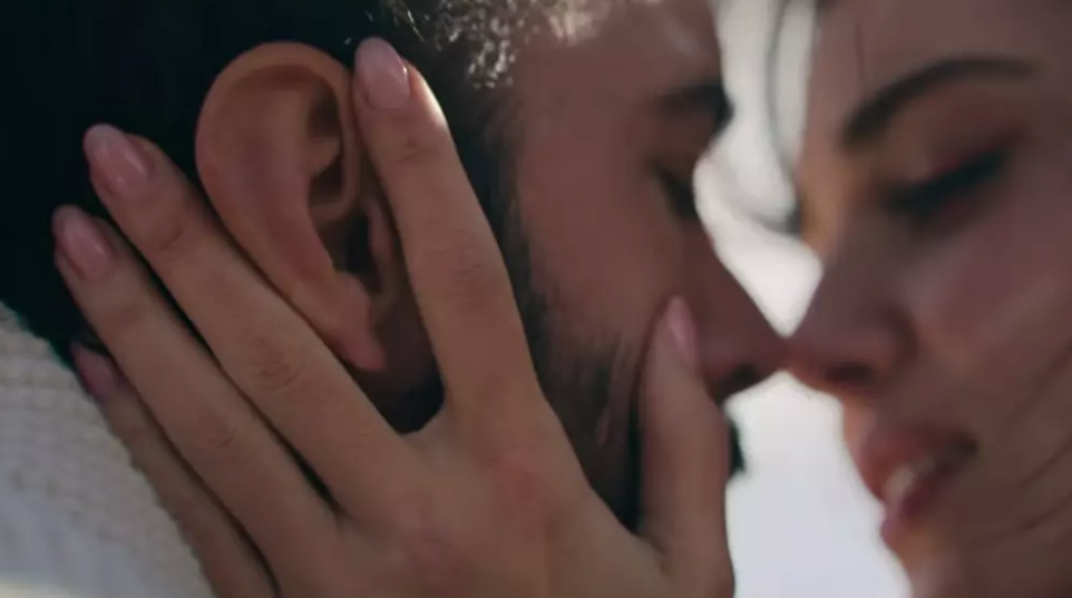 Hande Erçel ve Barış Arduç’tan Yeni Bir Aşk Hikayesi: “Aşkı Hatırla” Dizisinin Fragmanı Yayınlandı! İzleyici İlk Görüntülere Bay