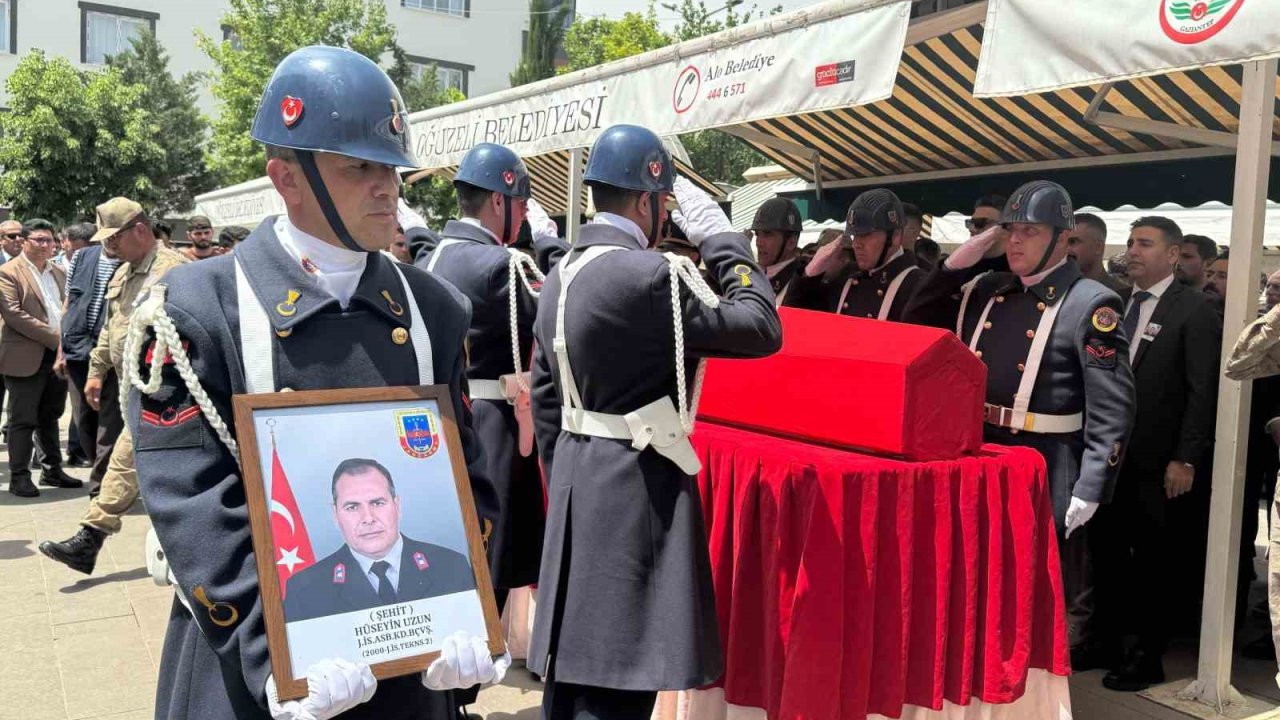 Şehit Astsubay Başçavuş Hüseyin Uzun, Gaziantep’te son yolculuğuna uğurlandı