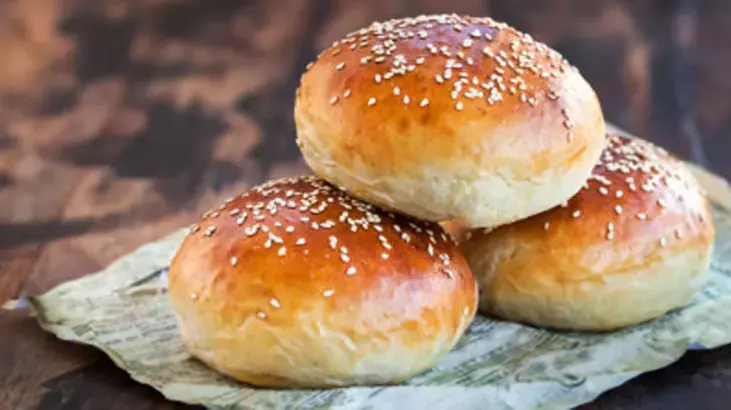 Poğaça Hamurunun Sırrı Ne? Süt mü, Yoğurt mu Kullanmalı? İşte Ustaların Tavsiyesiyle Yumuşacık Poğaça Tarifi!