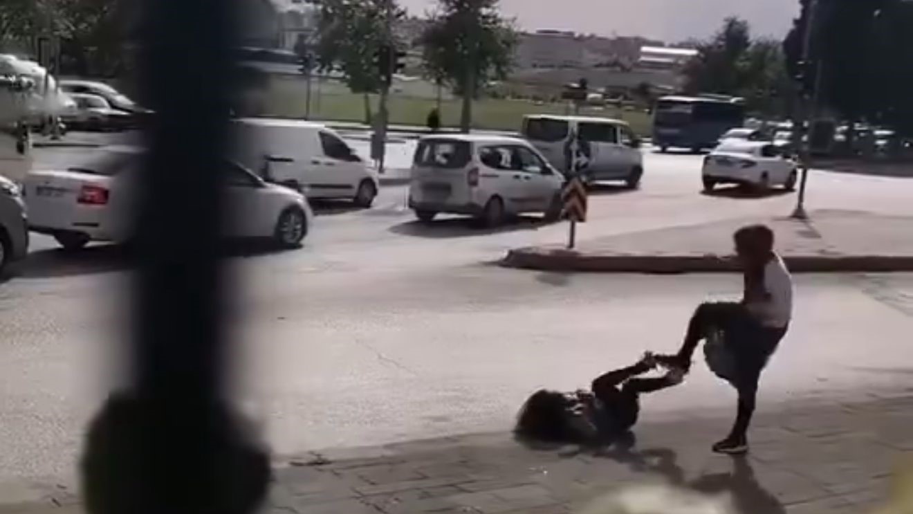 Gaziantep'te iki kadın sokak ortasında saç saça baş başa kavga etti
