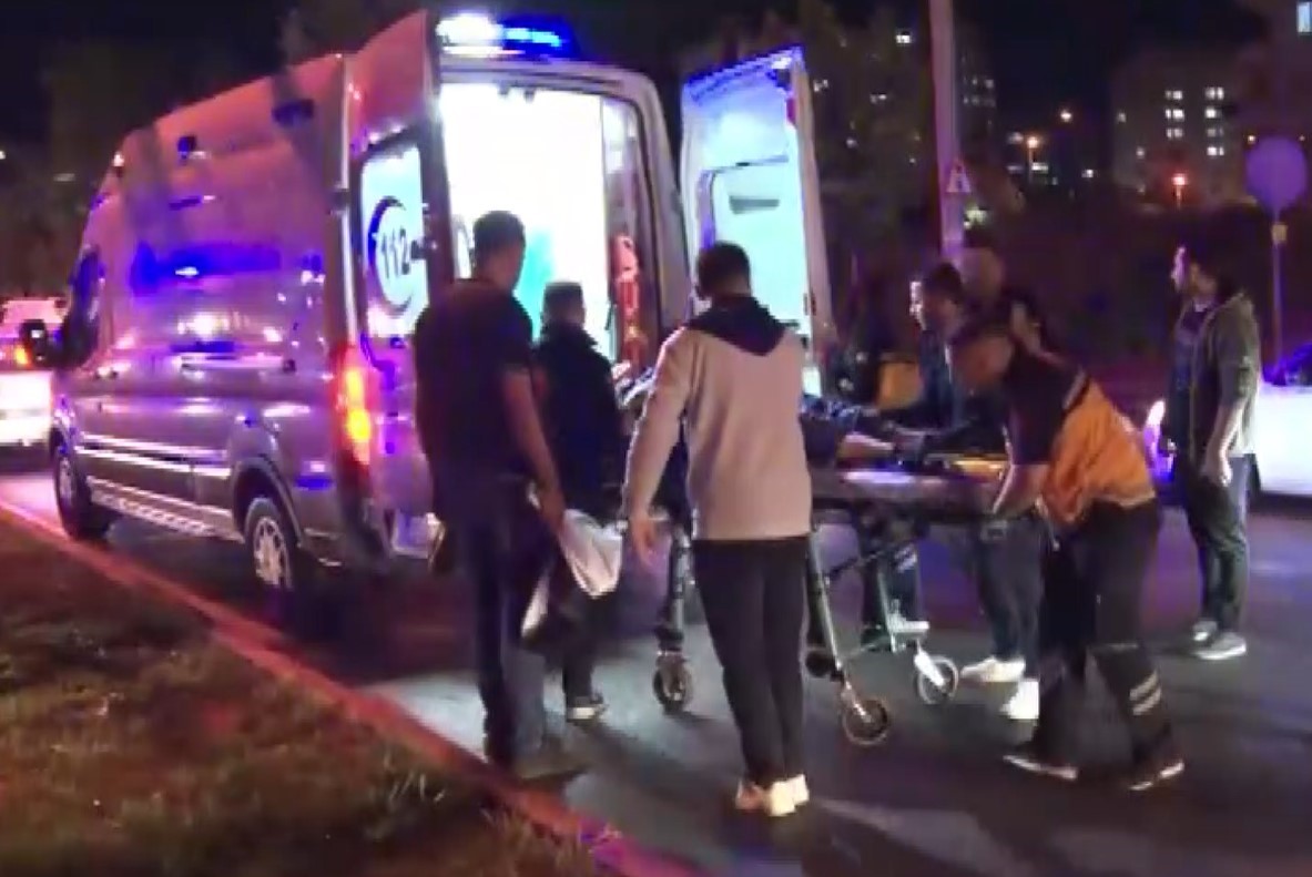 Gaziantep’te yolun karşısına geçmeye çalışan 2 kişiye otomobil çarptı