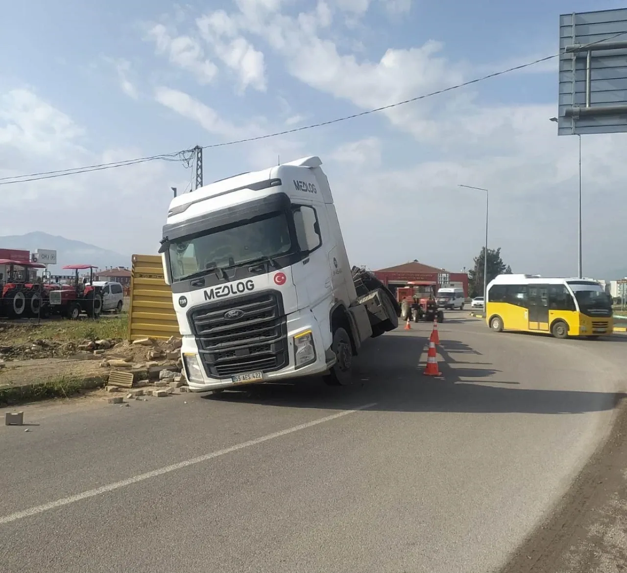 Gaziantep'te faciadan dönüldü! Pamuk balyası yüklü tırın dorsesi devrildi