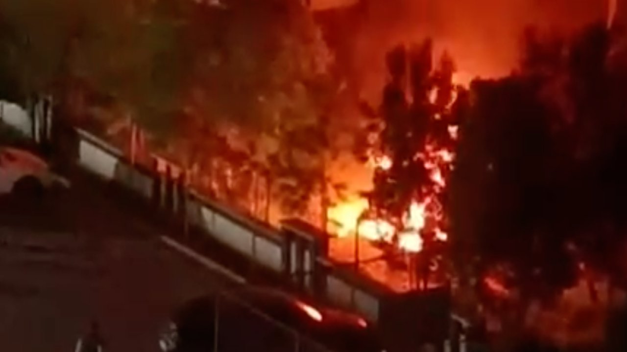 Gaziantep'te Elektrikli Lüks Araç Yanarak Hurdaya Döndü