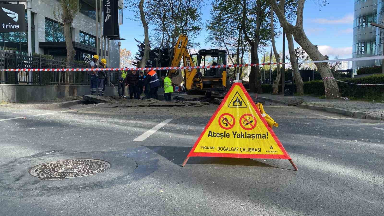 İstanbul Sarıyer’de yol çöktü: Doğalgaz sıkıştı, patlama oldu