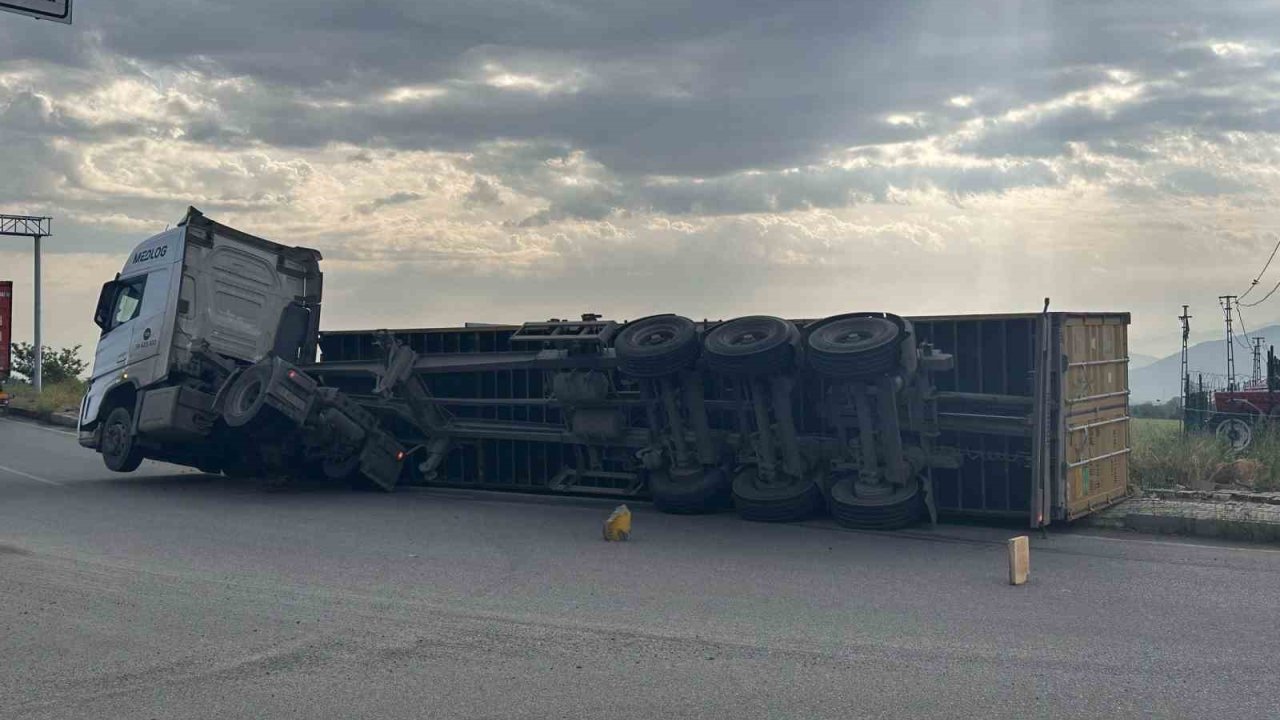 Gaziantep’te pamuk yüklü tırın dorsesi yan yattı