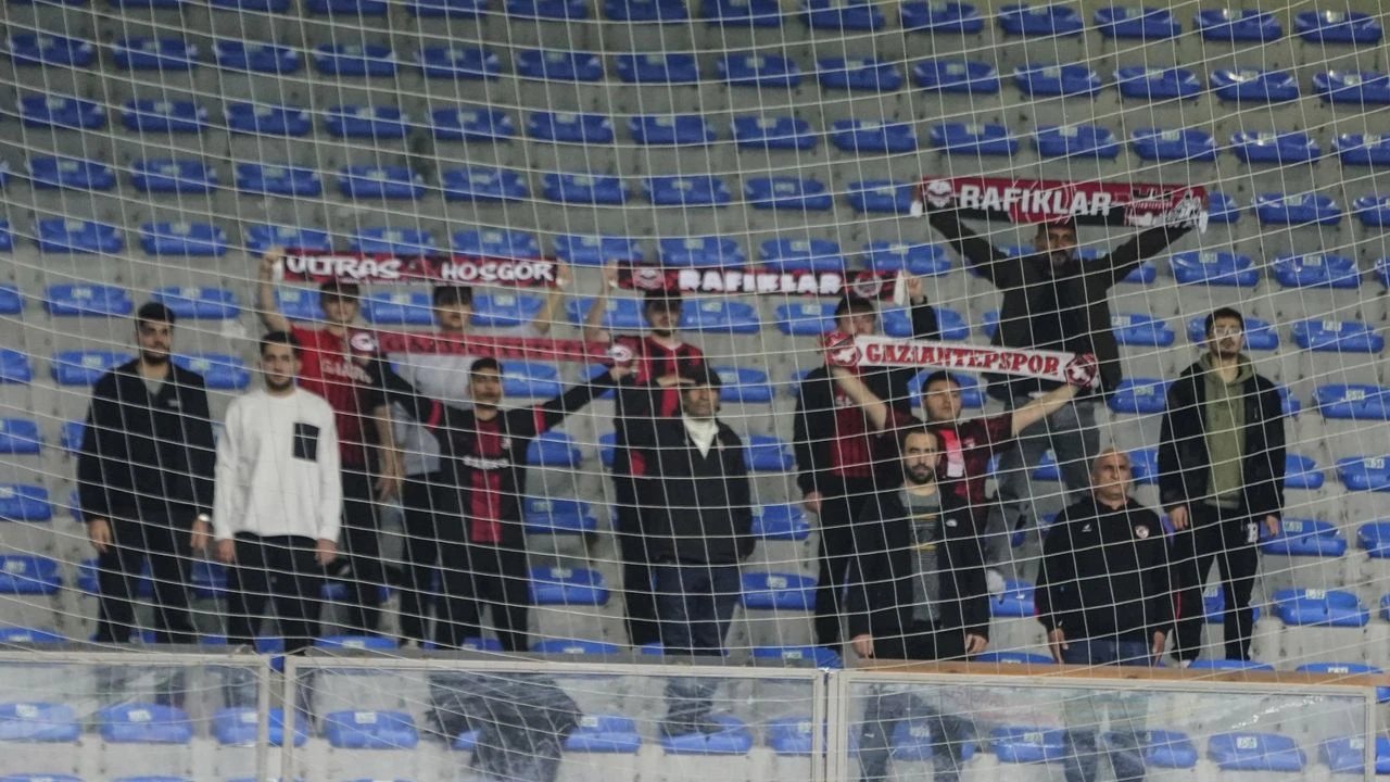 Gaziantep FK Taraftarından Rize’de Yürek Dolu Destek: Sayı Az, Gönül Büyük!