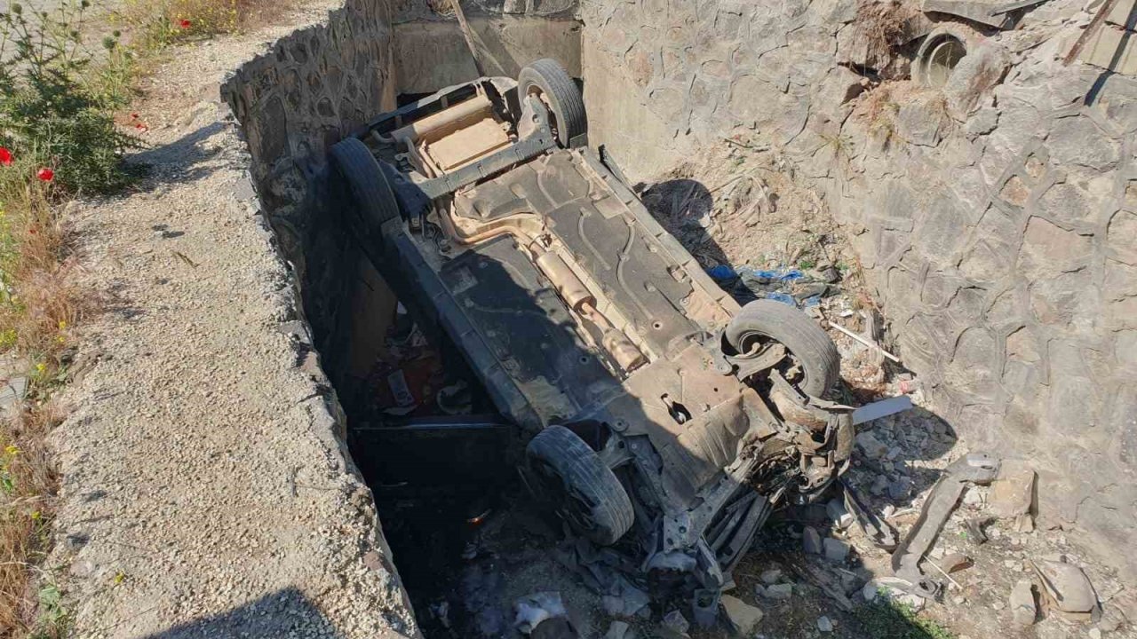 Gaziantep’te traktör ile çarpışan araç kanala uçtu: 4 yaralı