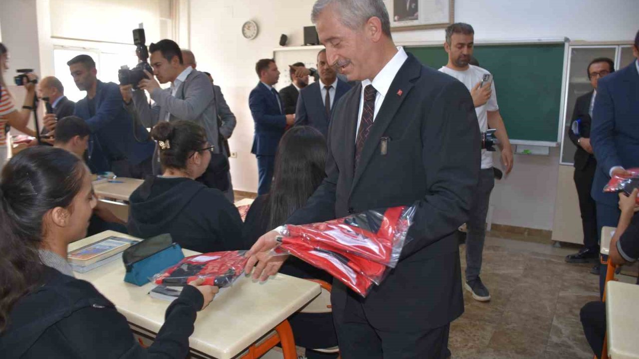 Şahinbey Belediyesi’nden, 160 bin öğrenciye Gaziantep FK forması