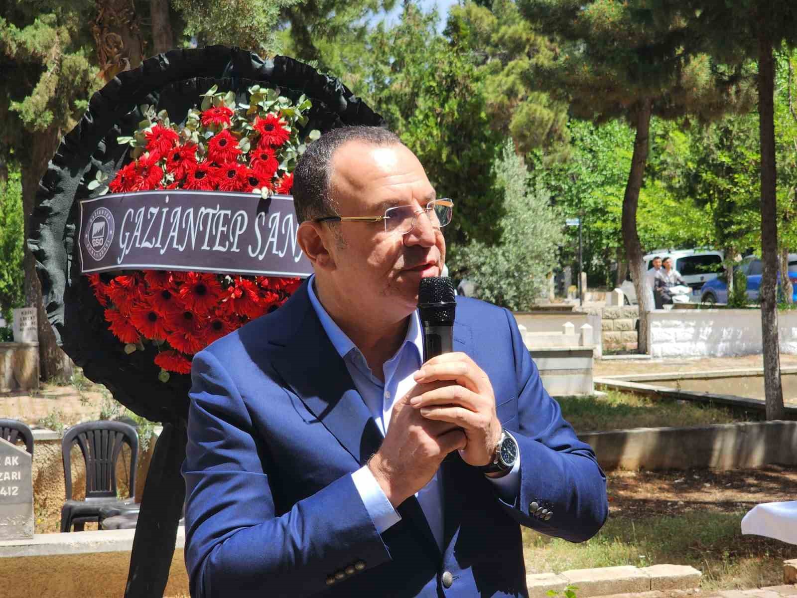 Sanayici M. Naci Topçuoğlu, mezarı başında dualarla anıldı