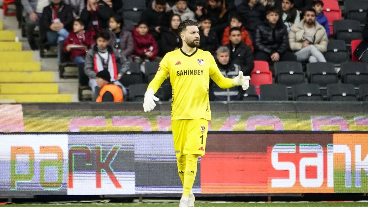 Gaziantep’te Büyük Hayal Kırıklığı: Sokratis'in Hatası Maçı Yaktı, 3 Puan Alanyaspor’a Gitti