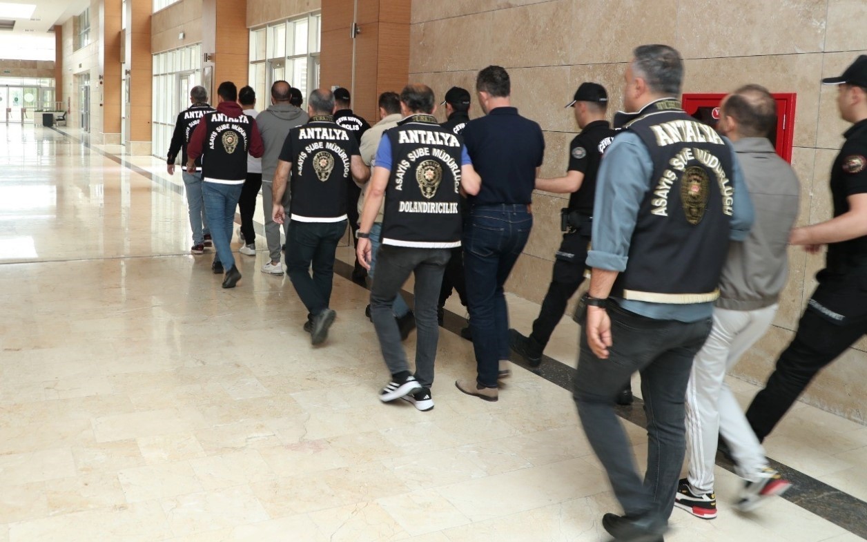 Gaziantep'te ‘araç devir vaadi sözleşmesi’ ile yüzlerce kişiyi dolandırmışlar