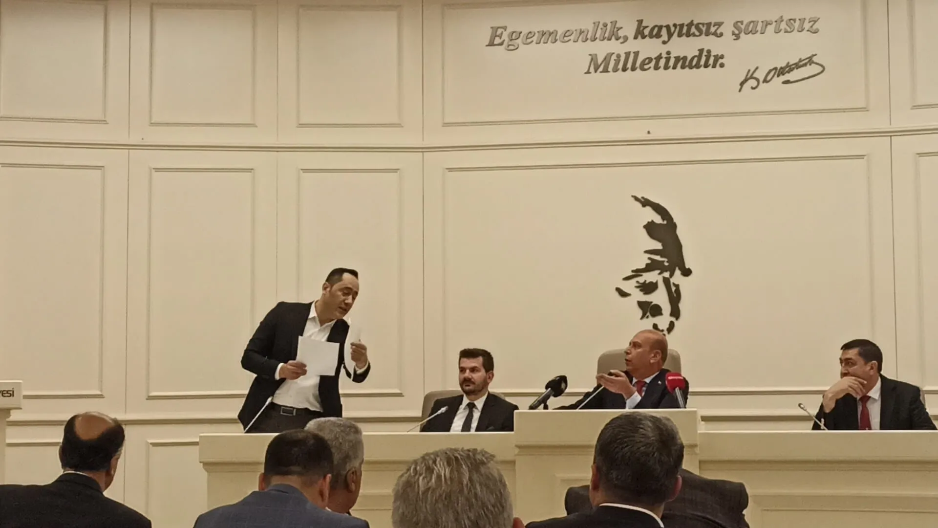 Gaziantep Büyükşehir Meclisi’nde Şehitkamil Gerginliği: Denetim Raporları Tartışması Meclisi Karıştırdı