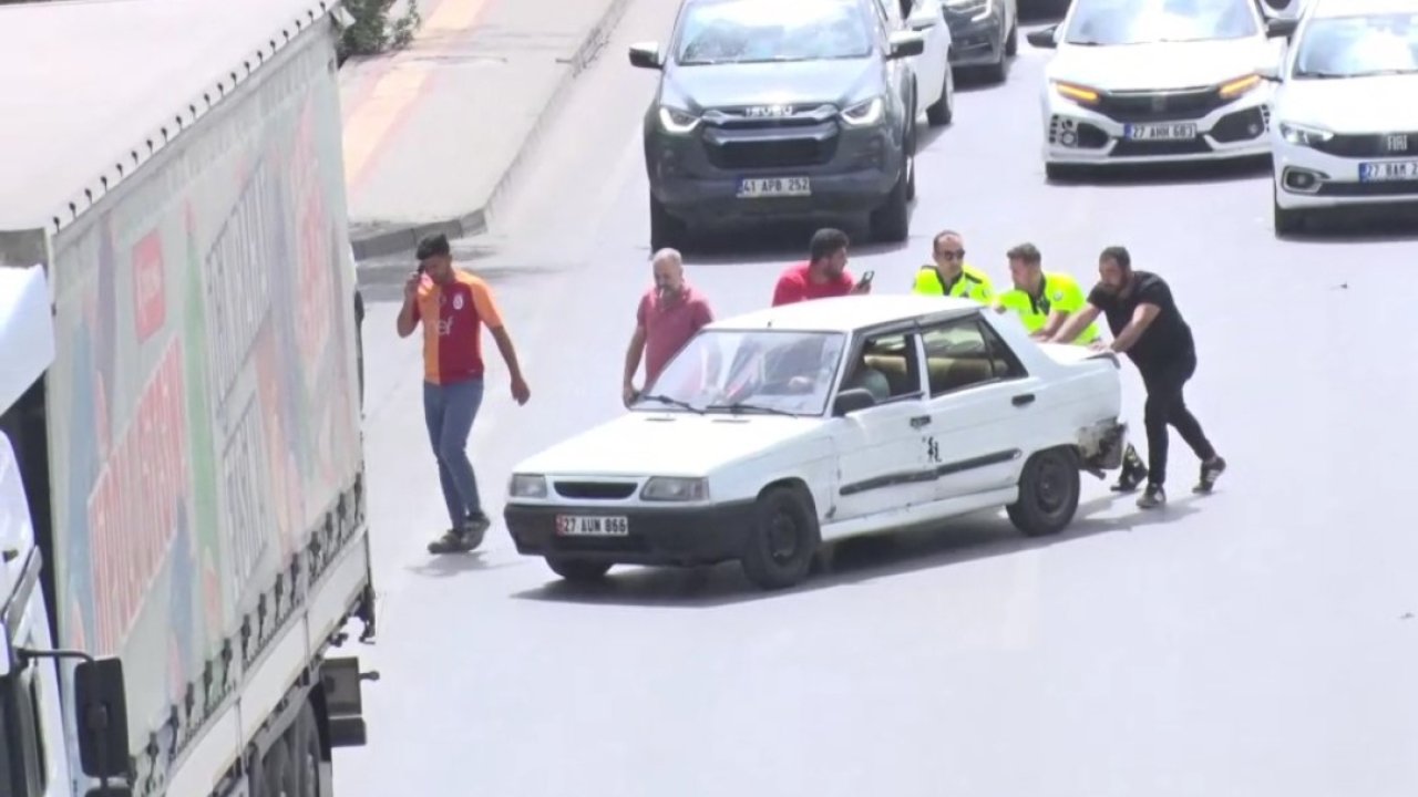 Gaziantep'te kaza yapan otomobili polisler iterek yol kenarına çekti