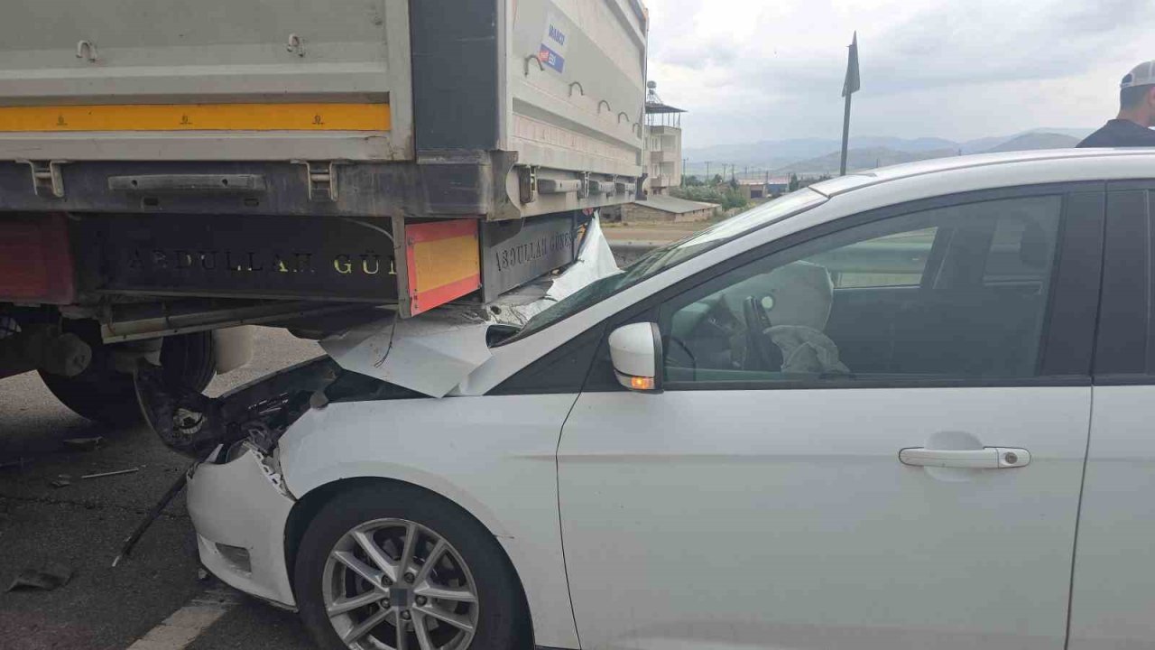 Gaziantep’te tıra çarpan otomobilin sürücüsü ölümden döndü