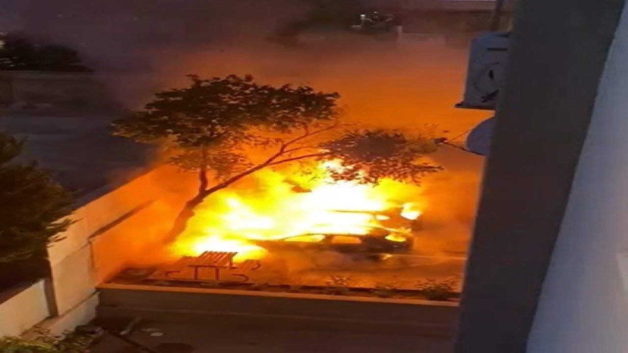 Gaziantep'te otoparktaki 2 lüks araç yanarak küle döndü