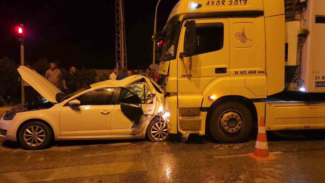 Gaziantep'te tırla çarpışan otomobil demir yığınına döndü: 2 yaralı