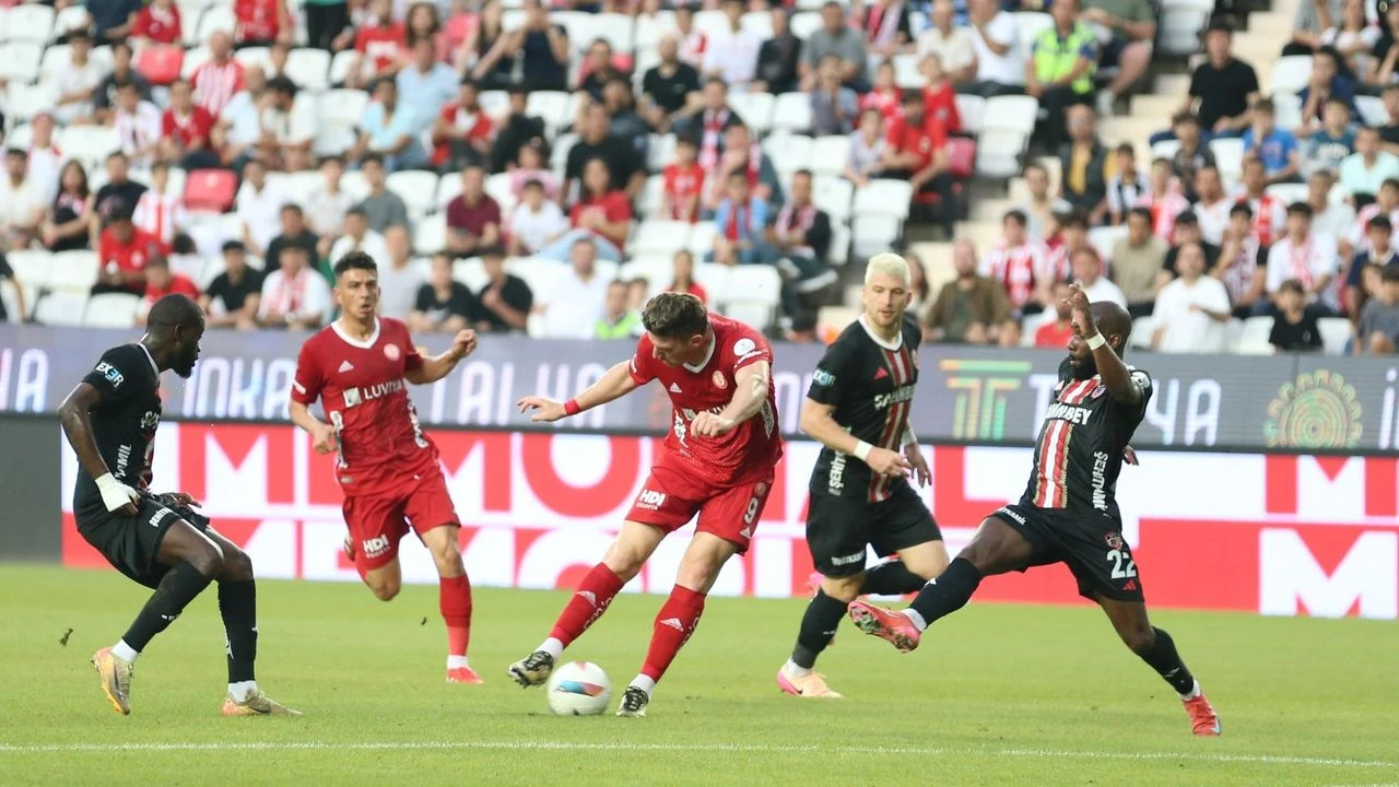 Gaziantep FK Antalya Deplasmanında Puanı Kapmayı Başardı: Süper Lig’de Gaziantep’in Kalmayı Garantilediği Mücadele 0-0 Bitti