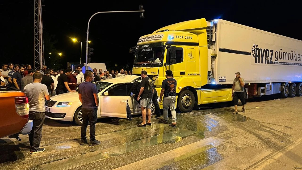 Gaziantep-Hatay Yolunda Feci Kaza: Otomobil Tırla Çarpıştı, 2 Kişi Yaralandı