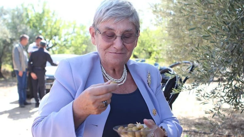 Canan Karatay’dan Ezber Bozan Sır: Domatesten 100 Kat Fazla Fayda Sağlayan Favori Besiniyle Hem Kendini Hem Çiçekl