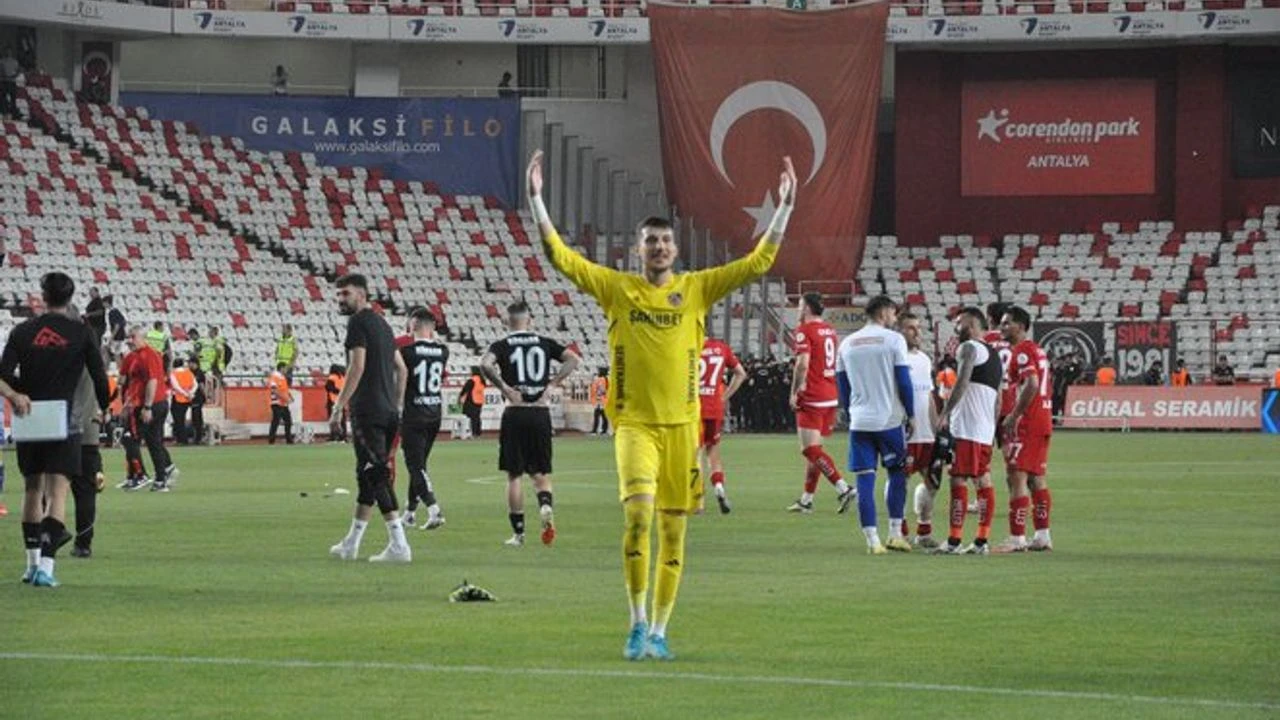 Gaziantep’te Taraftarlar Mustafa Burak Bozan’ı Bağrına Bastı: Genç Kaleci Antalyaspor Maçında Yıldızlaştı
