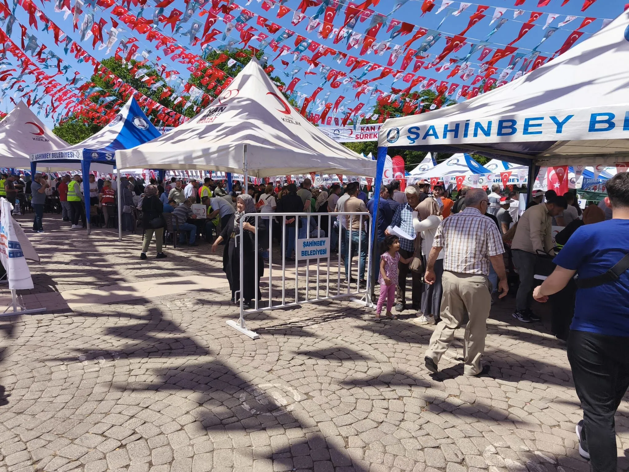 Gaziantep’te Kan Bağışına Rekor Katılım! Meydan Doldu Taştı, Sırada Ayakkabı Hediyesi Var