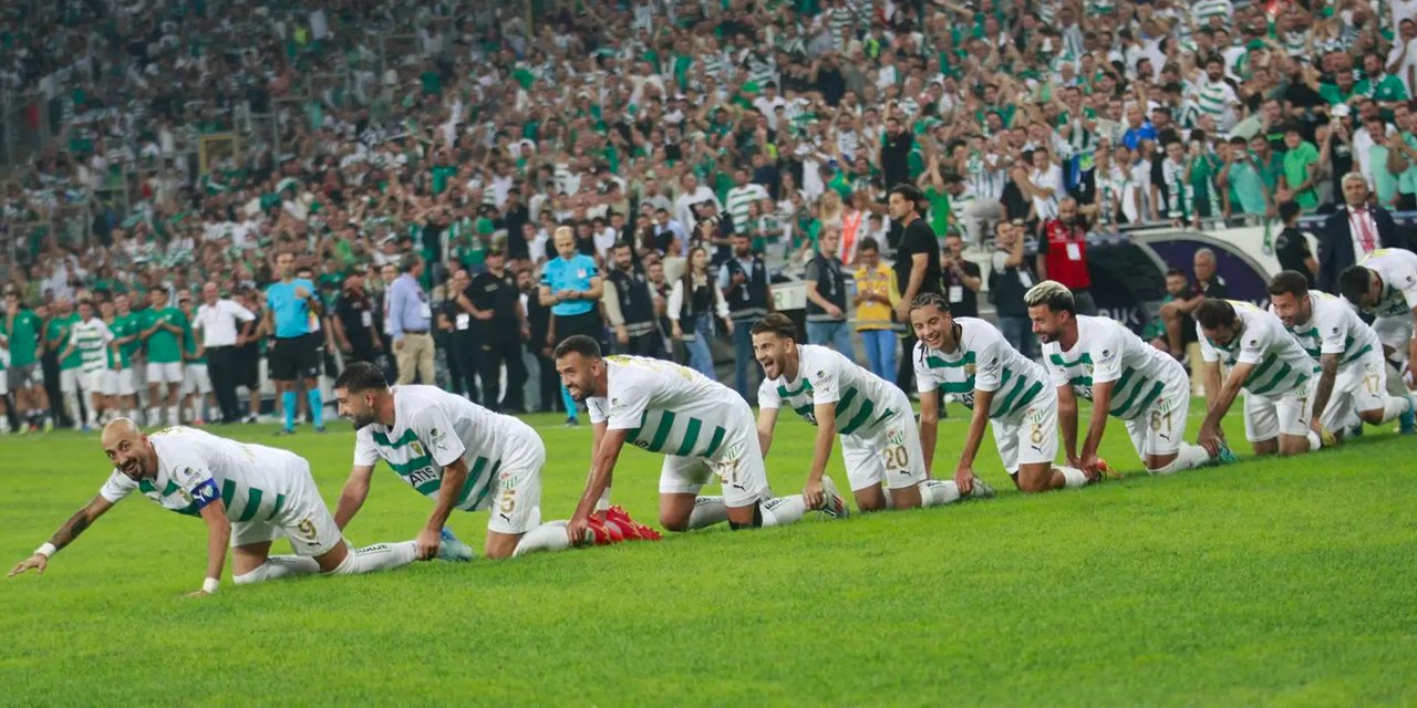 Bursaspor’dan Dev Hamle: Stadın Zemini Premier Lig Standartlarına Ulaşıyor! Taraftarlar Şampiyonluk İçin Kenetlendi