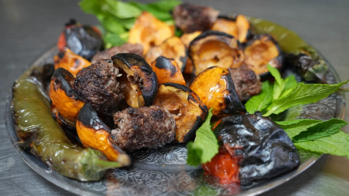 Gaziantep’te Meyve Eti Solladı: Yenidünya Kebabı Sezonu Açıldı!