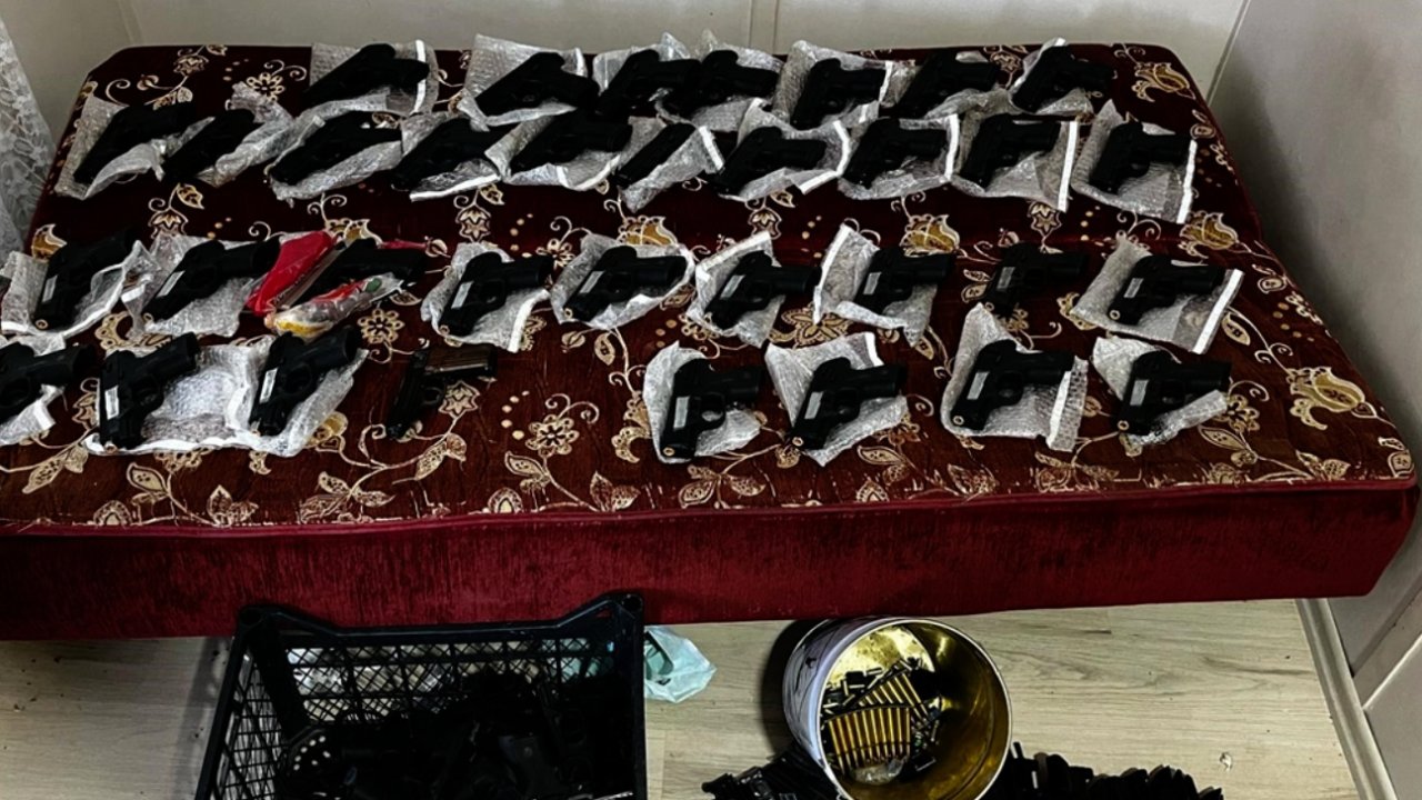 Gaziantep'te evde 1 el bombası ile 45 silah çıktı